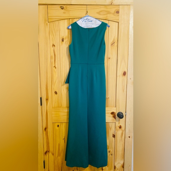 Jessica Howard Women's Sleeveless Side Tuck Gown w/  Cascade Ruffle Peplum Skirt - Picture 2 of 3